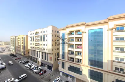 شقة - 2 غرف نوم - 3 حمامات للايجار في تجارية مويلح - الشارقة