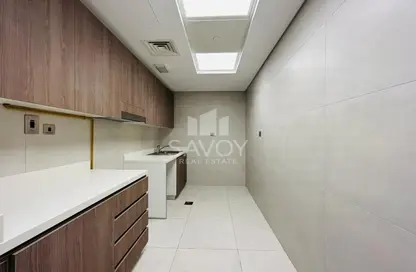 صورة لـ مطبخ شقة - غرفة نوم - 2 حمامات للايجار في سي1201 - شاطئ الراحة - أبوظبي ، صورة رقم 1