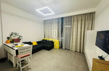 شقة - غرفة نوم - 2 حمامات للايجار في في2 - مدينة دبي الرياضية - دبي