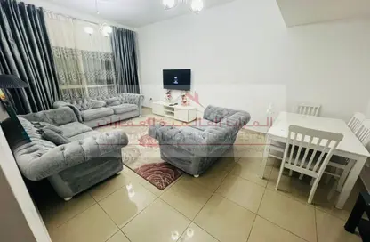 شقة - 2 غرف نوم - 3 حمامات للايجار في روز تاور 1 - ابراج روز - الخان - الشارقة