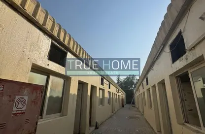 سكن عمال - استوديو - 8 حمامات للايجار في الصجعة الصناعية - آلصجعه - الشارقة
