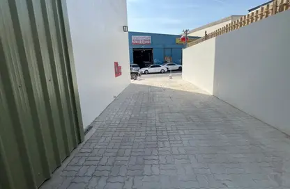 مستودع - استوديو - 2 حمامات للايجار في المنطقة الصناعية رقم 17 - المنطقة الصناعية بالشارقة - الشارقة