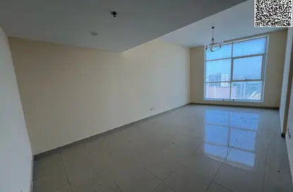 شقة - غرفة نوم - 2 حمامات للايجار في طريق كورنيش عجمان - عجمان