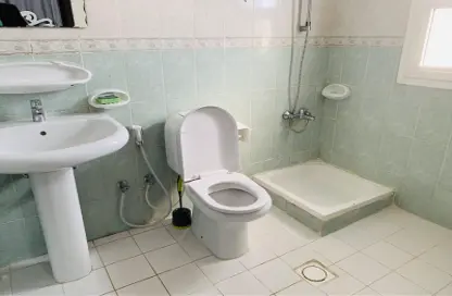 صورة لـ حمام شقة - غرفة نوم - 2 حمامات للايجار في الجرف - عجمان وسط المدينة - عجمان ، صورة رقم 1