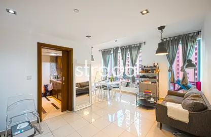 Living Room image for: Apartment - 1 Bedroom - 1 Bathroom for sale in Sanibel Tower - Park Island - Dubai Marina - Dubai, Image 1