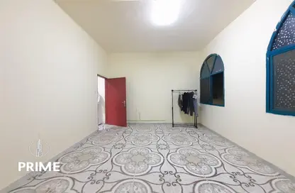 صورة لـ غرفة فارغة شقة - غرفة نوم - 1 حمام للايجار في هضبة الزعفرانة - منطقة المرور - أبوظبي ، صورة رقم 1