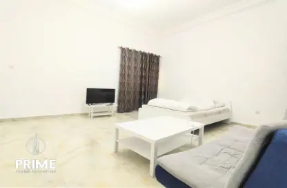 صورة لـ غرفة المعيشة شقة - 1 حمام للايجار في تلال المشرف - حديقة المشرف - المشرف - أبوظبي ، صورة رقم 1