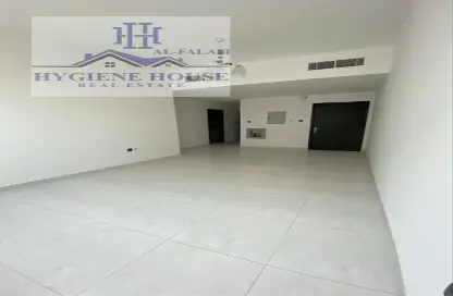 شقة - غرفة نوم - 2 حمامات للايجار في طريق كورنيش عجمان - عجمان
