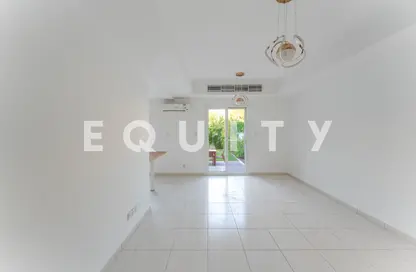 فيلا - 2 غرف نوم - 2 حمامات للايجار في الينابيع 15 - الينابيع - دبي