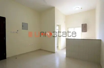 Empty Room image for: Apartment - 1 Bathroom for rent in Rose Building - Al Qurm - Ras Al Khaimah, Image 1