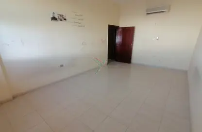 Apartment - 2 Bedrooms - 2 Bathrooms for rent in Al Dafeinah - Asharej - Al Ain