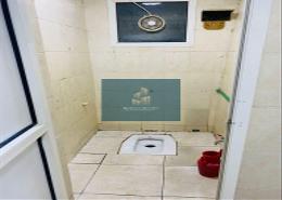 صورةحمام لـ: سكن عمال - 8 حمامات للكراء في م-40 - مصفح الصناعية - مصفح - أبوظبي, صورة 1