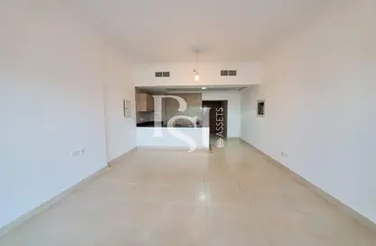 Living Room image for: Apartment - 1 Bathroom for rent in Ansam 1 - Ansam - Yas Island - Abu Dhabi, Image 1