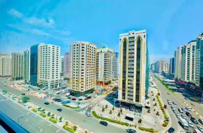 شقة - 2 غرف نوم - 3 حمامات للايجار في برج الصقر الذهبي - شارع حمدان - أبوظبي
