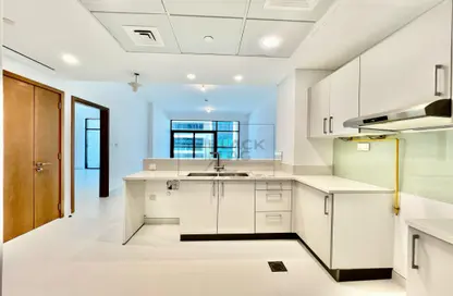 Kitchen image for: Apartment - 1 Bedroom - 2 Bathrooms for rent in Al Dana - Al Raha Beach - Abu Dhabi, Image 1