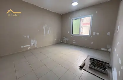 Apartment - 2 Bedrooms - 2 Bathrooms for rent in Al Qulaya'ah - Al Sharq - Sharjah