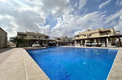 صورة لـ حوض سباحة فيلا - 4 غرف نوم - 5 حمامات للايجار في مدينة شخبوط - أبوظبي ، صورة رقم 1