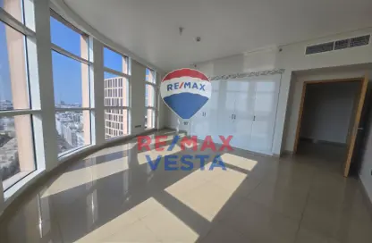 شقة - 2 غرف نوم - 2 حمامات للايجار في يونايتد سكوير - الخالدية - أبوظبي