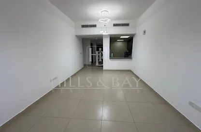شقة - غرفة نوم - 2 حمامات للايجار في ستاديوم بوينت - مدينة دبي الرياضية - دبي