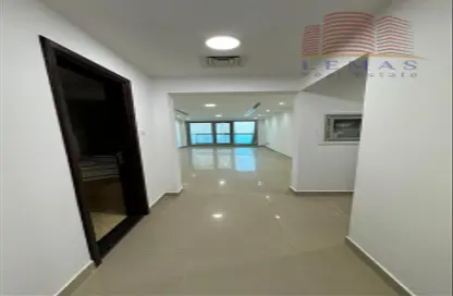 شقة - 2 غرف نوم - 3 حمامات للبيع في طريق كورنيش عجمان - عجمان