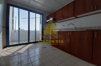 صورة لـ مطبخ شقة - 3 غرف نوم - 3 حمامات للايجار في فيونكس بلازا للشقق الفندقية - شارع المطار - أبوظبي ، صورة رقم 1