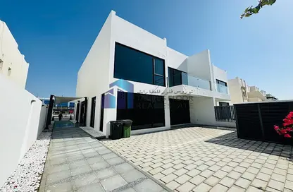 Villa - Studio - 3 Bathrooms for rent in Jumeirah 1 - Jumeirah - Dubai