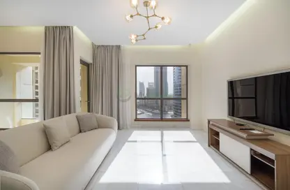 Living Room image for: Apartment - 3 Bedrooms - 4 Bathrooms for sale in Sadaf 4 - Sadaf - Jumeirah Beach Residence - Dubai, Image 1