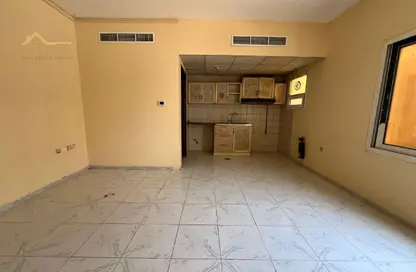 شقة - 1 حمام للايجار في مجمع مويلح - تجارية مويلح - الشارقة