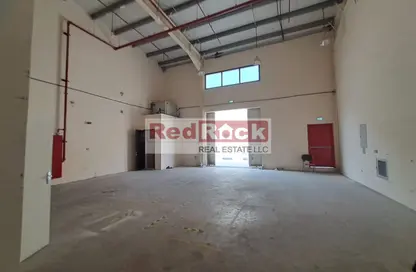 Warehouse - Studio - 1 Bathroom for rent in Al Sajaa - Sharjah
