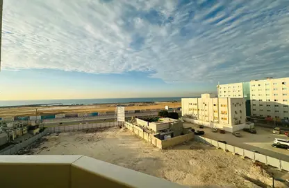 شقة - 2 غرف نوم - 2 حمامات للايجار في برج الكورنيش - طريق كورنيش عجمان - عجمان