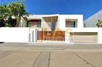 Villa - 4 Bedrooms - 6 Bathrooms for rent in Jumeirah 1 - Jumeirah - Dubai