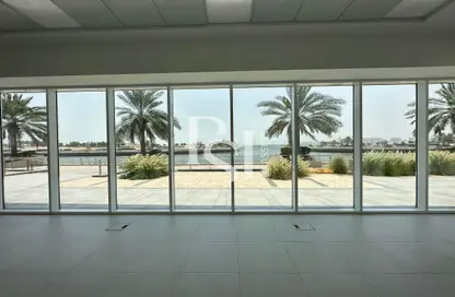 محل - استوديو - 2 حمامات للايجار في P2747 - شاطئ الراحة - أبوظبي