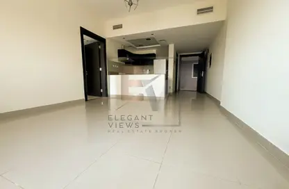 شقة - غرفة نوم - 2 حمامات للايجار في المساكن الحمراء - مدينة دبي الرياضية - دبي