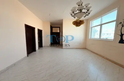 شقة - 2 غرف نوم - 2 حمامات للايجار في حي المعاهد - المطارد - العين