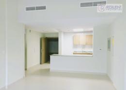 صورةغرفة فارغة لـ: شقة - 2 غرف نوم - 3 حمامات للكراء في مجمع دبي للإستثمار - دبي, صورة 1