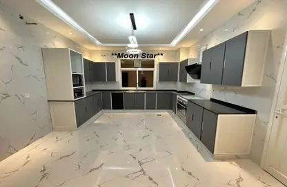 صورة لـ مطبخ شقة - غرفة نوم - 1 حمام للايجار في فيلات مدينة خليفة آيه - مدينة خليفة أ - مدينة خليفة - أبوظبي ، صورة رقم 1