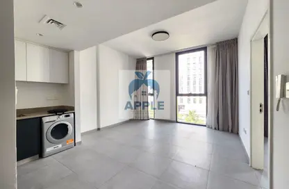 شقة - غرفة نوم - 2 حمامات للايجار في إيست فييليدج - الجادة - الشارقة