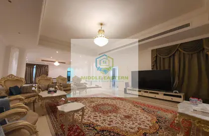 صورة لـ غرفة المعيشة فيلا - 6 غرف نوم للايجار في هضبة الزعفرانة - منطقة المرور - أبوظبي ، صورة رقم 1
