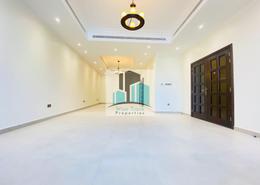 صورةغرفة فارغة لـ: فيلا - 5 غرف نوم - 7 حمامات للكراء في شارع الفلاح - وسط المدينة - أبوظبي, صورة 1