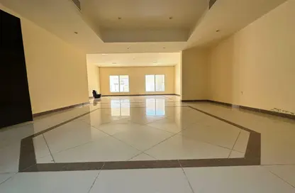 صورة لـ غرفة فارغة فيلا - 4 غرف نوم - 7 حمامات للايجار في معسكر آل نهيان - أبوظبي ، صورة رقم 1