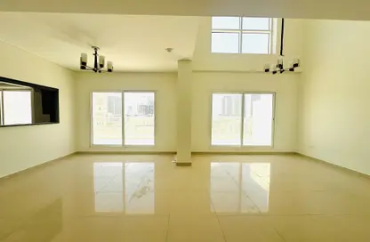 دوبلكس - 2 غرف نوم - 3 حمامات للايجار في بناية رويال جي في سي - قرية الجميرا سركل - دبي