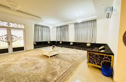صورة لـ غرفة المعيشة فيلا - 3 غرف نوم - 4 حمامات للايجار في العوير - دبي ، صورة رقم 1