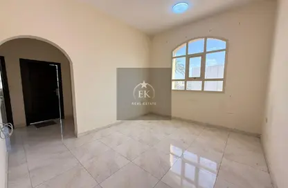 شقة - 2 غرف نوم - 2 حمامات للايجار في اشارج - العين