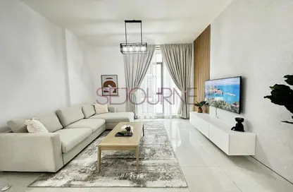 Living Room image for: Apartment - 1 Bedroom - 1 Bathroom for rent in The Polo Residence - Meydan Avenue - Meydan - Dubai, Image 1