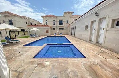 Villa - 5 Bedrooms - 6 Bathrooms for rent in Jumeirah 1 - Jumeirah - Dubai