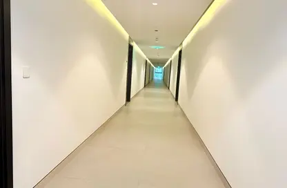 شقة - 2 غرف نوم - 3 حمامات للايجار في إيست فييليدج - الجادة - الشارقة