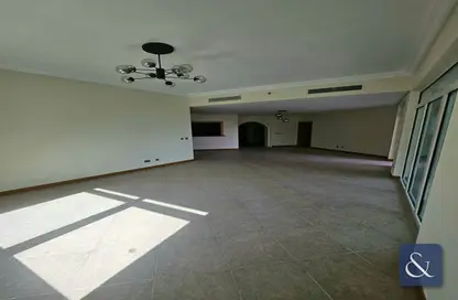 Empty Room image for: Apartment - 3 Bedrooms - 3 Bathrooms for rent in Al Sarrood - Shoreline Apartments - Palm Jumeirah - Dubai, Image 1