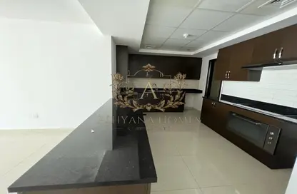 صورة لـ مطبخ شقة - 2 غرف نوم - 3 حمامات للايجار في برج دوجا - شارع الشيخ زايد - دبي ، صورة رقم 1