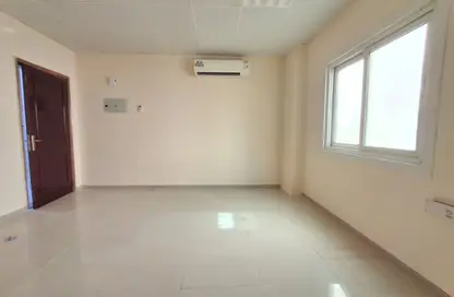 شقة - 1 حمام للايجار في بناية البطينة 9 - البطينة - الشارقة شقة - 1 حمام للايجار في بناية البطينة 9 - البطينة - الشارقة