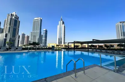 صورة لـ حوض سباحة شقة - 2 غرف نوم - 2 حمامات للايجار في برج رويال - دبي وسط المدينة - دبي ، صورة رقم 1